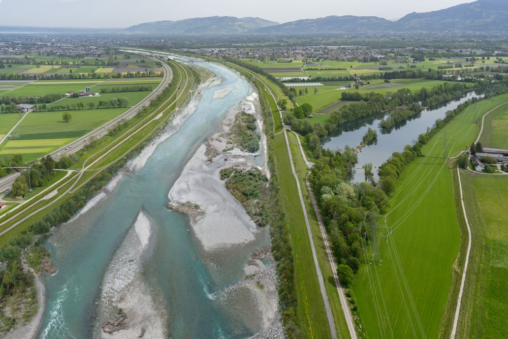 https://rhesi.org/media/pages/das-ist-rhesi/visualisierungen/51a5126e47-1789552357/c1-diepoldau-vis-nof05836-20260709_dunst.jpg