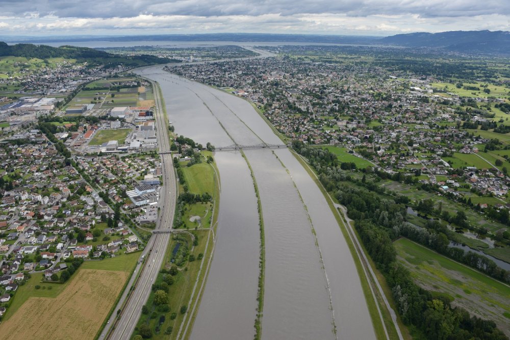 https://rhesi.org/media/pages/projektbereiche/hydraulik-geschiebe/5dba3b10aa-1759734789/hochwasser_juni_2016.jpg